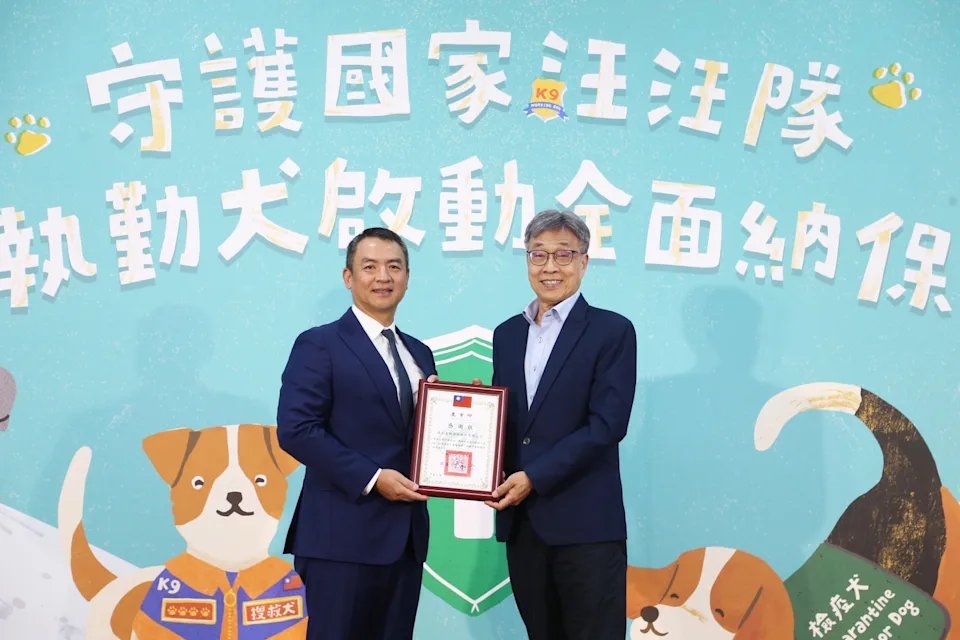 農業部部長陳駿季頒發感謝狀予南山產險保險股份有限公司林宜孝總經理