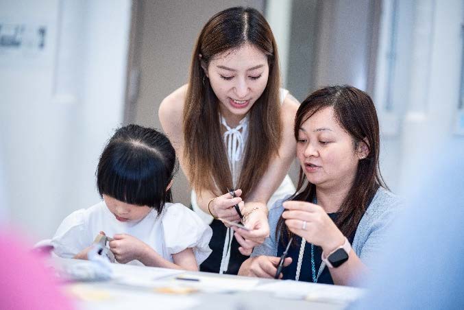 参加者于《同庆非遗─纪念展览暨嘉年华2024/25》传统工艺工作坊体验非遗工艺,亲身学习传统工艺。