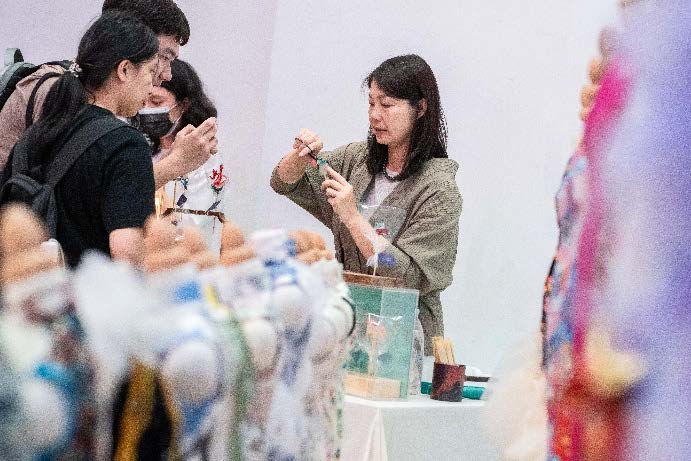 《同庆非遗─周年展览暨嘉年华2024/25》艺术市集展示本地手工艺者及非遗传承人的作品,让公众近距离欣赏及定制多款非遗主题工艺品,促进非遗技艺的普及与传承。