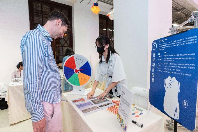 参加者观看《同庆非遗─周年展览暨嘉年华2024/25》主题摊位游戏认识非物质文化遗产技艺。