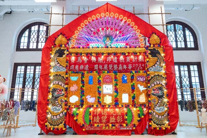 《同庆非遗——周年展览暨嘉年华2024/25》焦点节目:花牌导师蔡荣基师傅、当代艺术家刘铭铿先生及学员共同创作的六米高大型花牌装置,开展传统工艺与当代艺术的跨界协作及技艺承传。